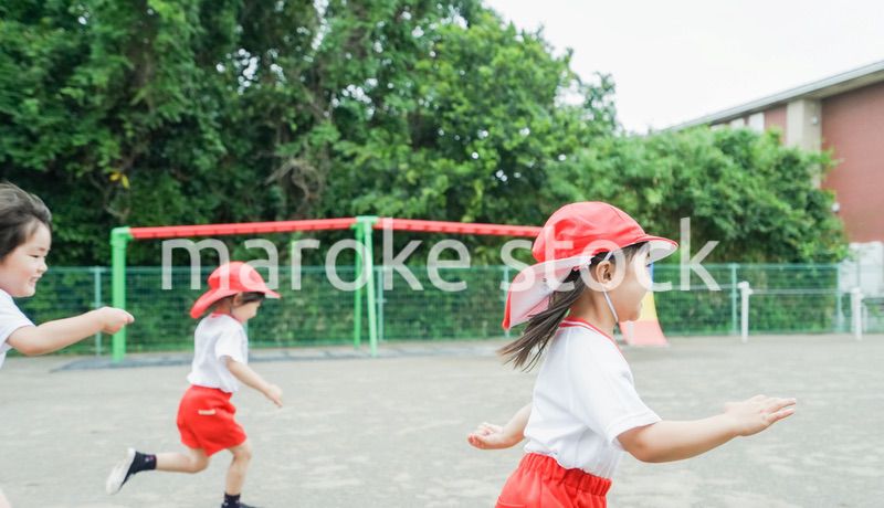 外で遊ぶ保育園の子どもたち