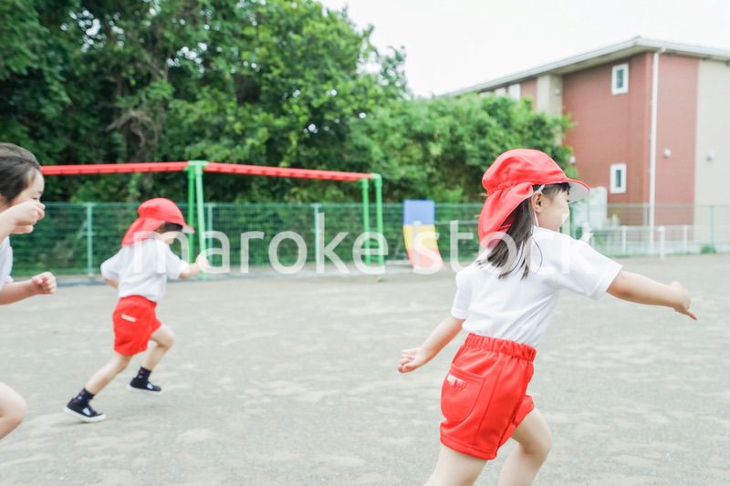 外で遊ぶ保育園の子どもたち