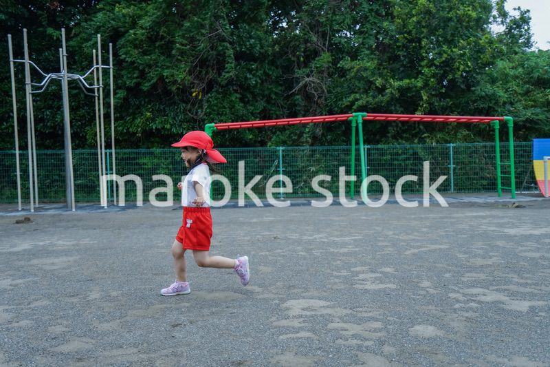幼稚園の野外で遊ぶ子供