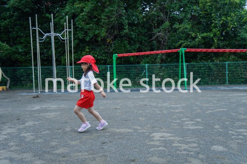 幼稚園の野外で遊ぶ子供