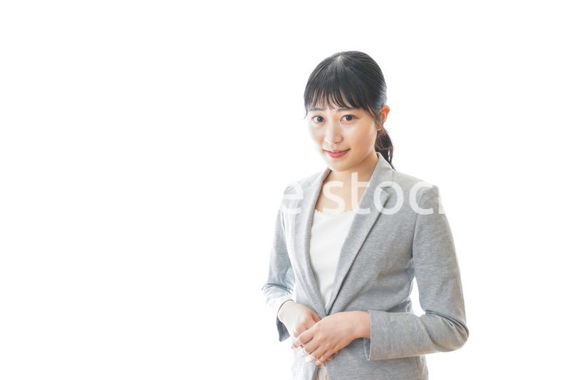 スーツを着た笑顔のビジネスウーマン