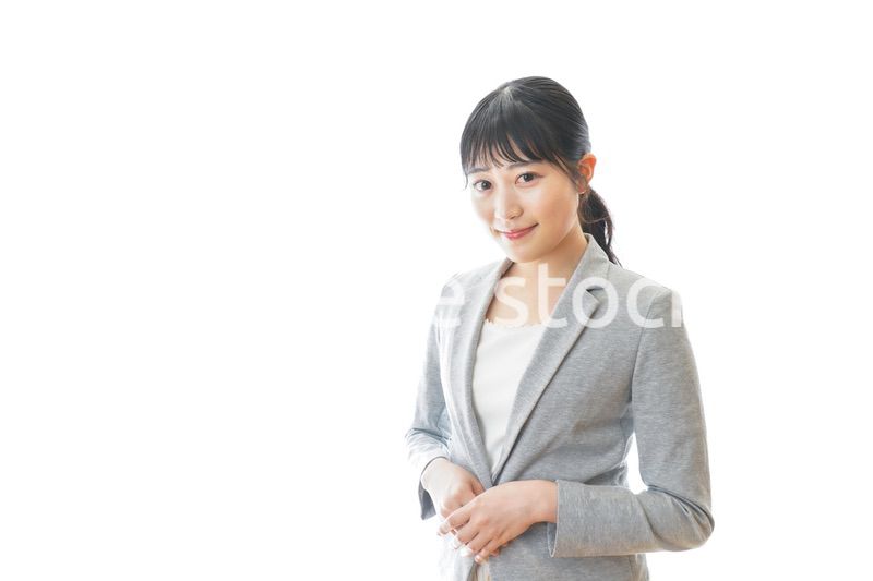 スーツを着た笑顔のビジネスウーマン