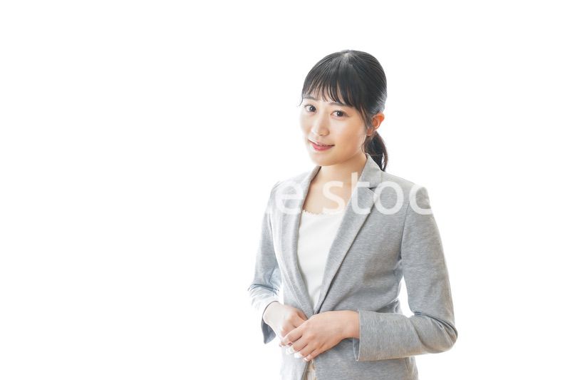 スーツを着た笑顔のビジネスウーマン