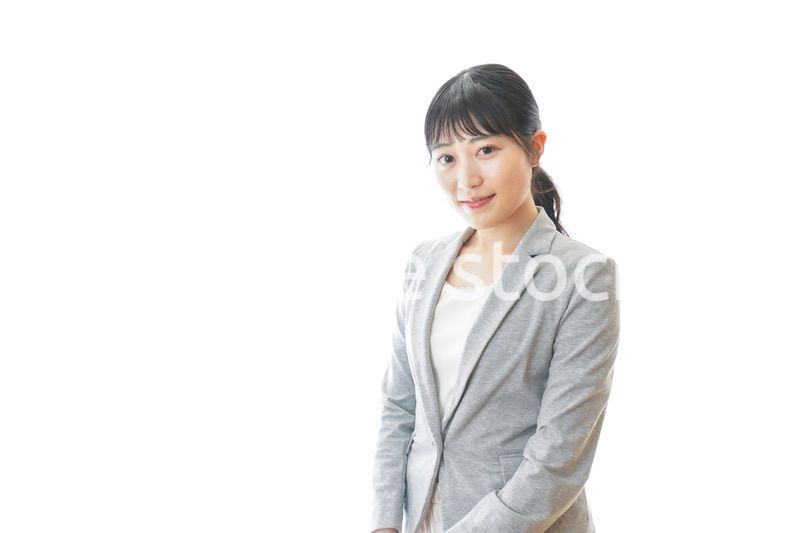 スーツを着た笑顔のビジネスウーマン