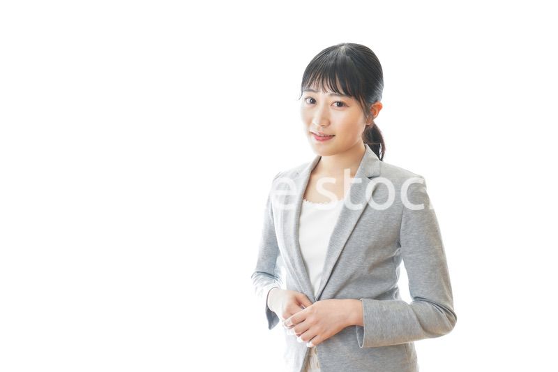 スーツを着た笑顔のビジネスウーマン