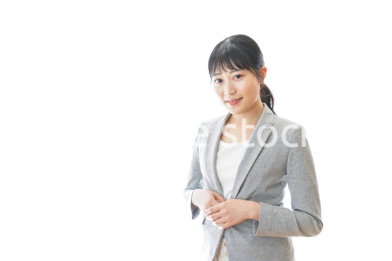 スーツを着た笑顔のビジネスウーマン