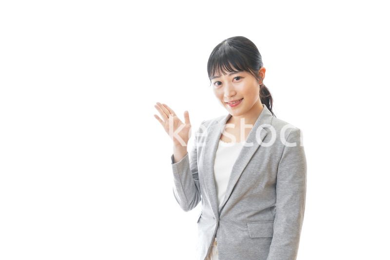 おすすめを指差す笑顔のビジネスウーマン