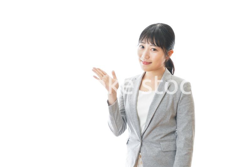 おすすめを指差す笑顔のビジネスウーマン