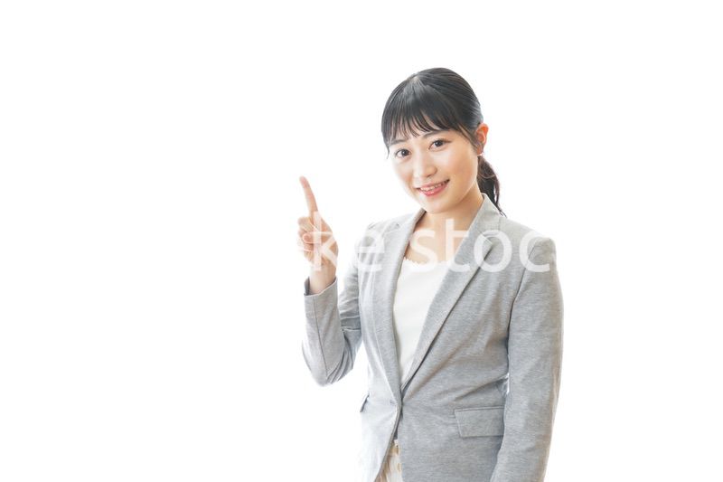 おすすめを指差す笑顔のビジネスウーマン