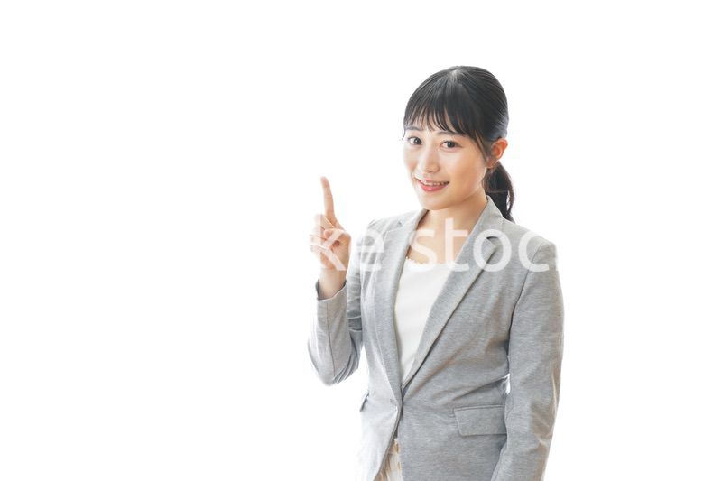 おすすめを指差す笑顔のビジネスウーマン