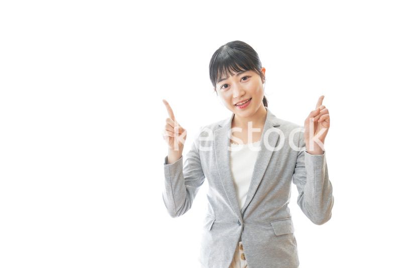 おすすめを指差す笑顔のビジネスウーマン