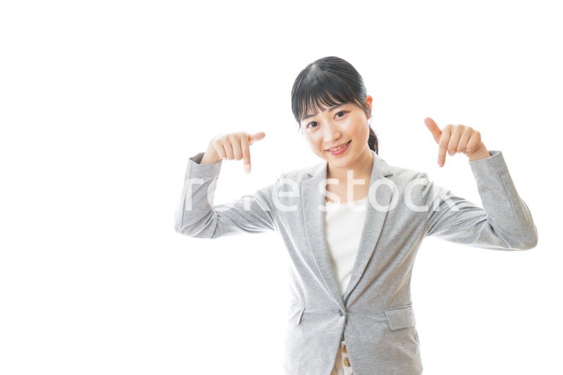 おすすめを指差す笑顔のビジネスウーマン