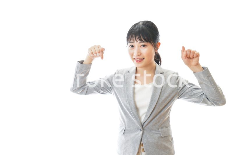 おすすめを指差す笑顔のビジネスウーマン