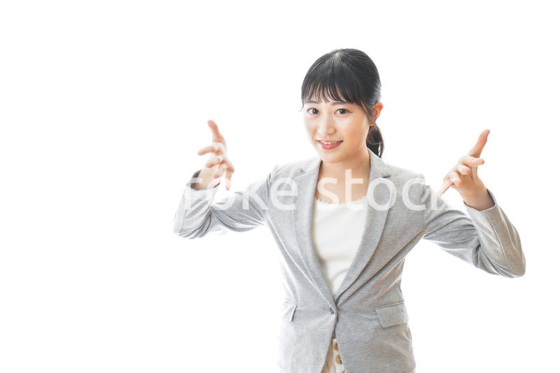 おすすめを指差す笑顔のビジネスウーマン