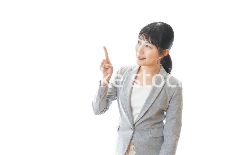 おすすめを指差す笑顔のビジネスウーマン