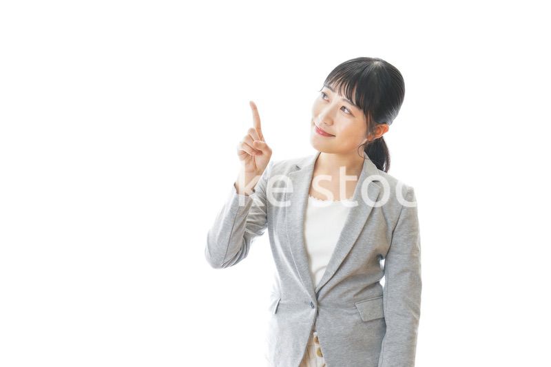 おすすめを指差す笑顔のビジネスウーマン