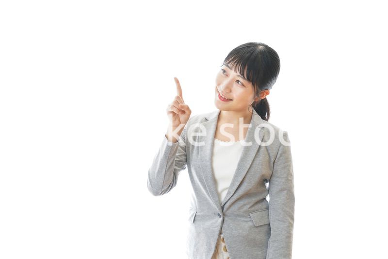 おすすめを指差す笑顔のビジネスウーマン