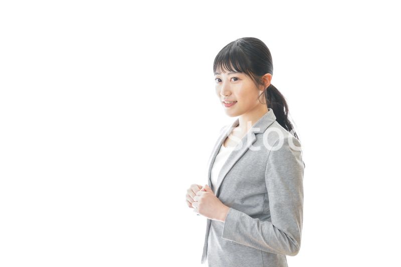 スーツを着た笑顔のビジネスウーマン