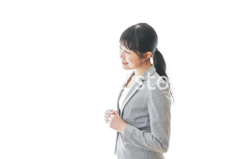 スーツを着た笑顔のビジネスウーマン