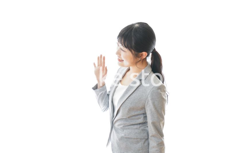 おすすめを指差す笑顔のビジネスウーマン