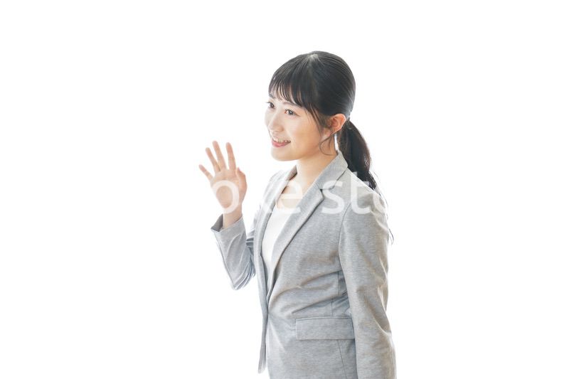 おすすめを指差す笑顔のビジネスウーマン