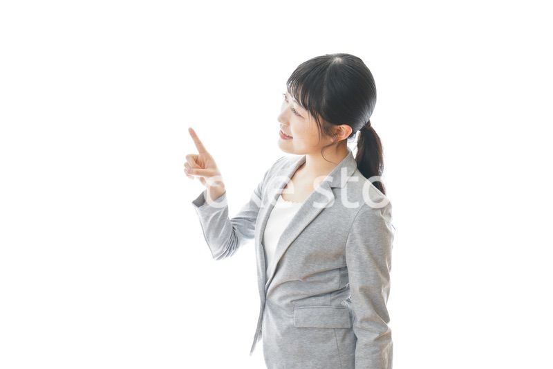おすすめを指差す笑顔のビジネスウーマン