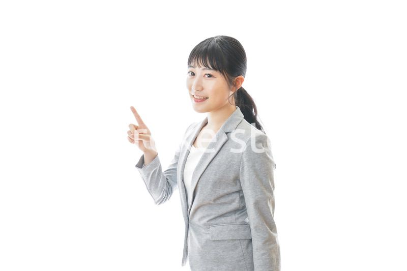 おすすめを指差す笑顔のビジネスウーマン