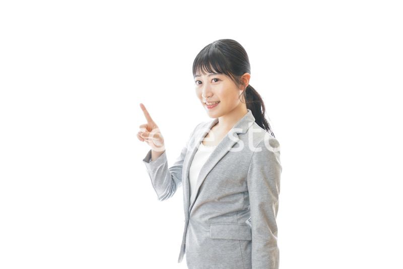 おすすめを指差す笑顔のビジネスウーマン