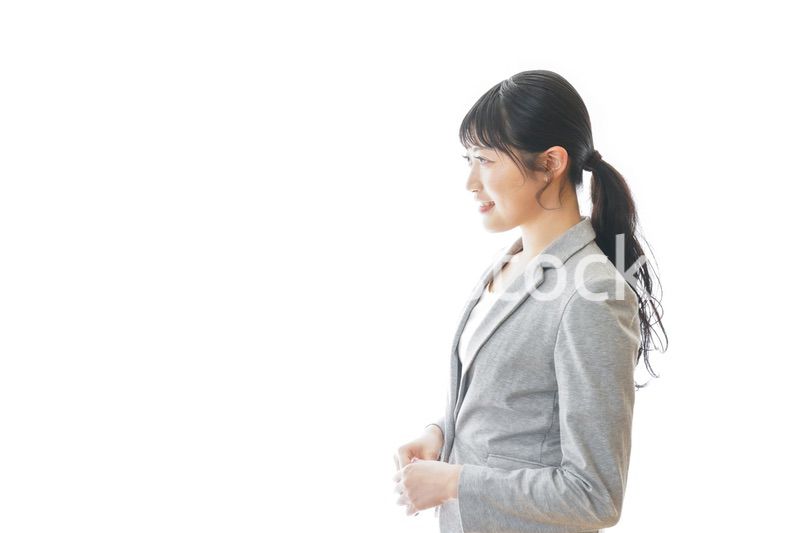 スーツを着た笑顔のビジネスウーマン