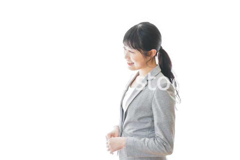 スーツを着た笑顔のビジネスウーマン