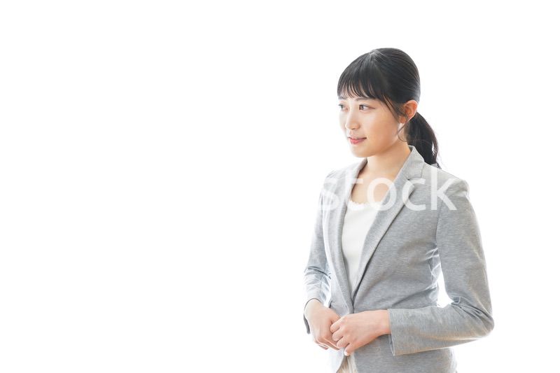 スーツを着た笑顔のビジネスウーマン