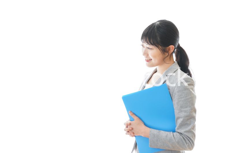 スーツを着た笑顔のビジネスウーマン