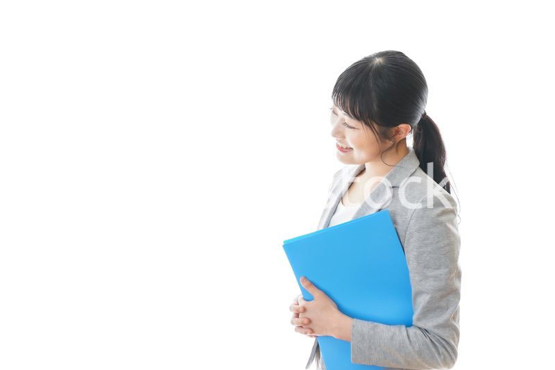 スーツを着た笑顔のビジネスウーマン