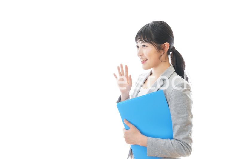 スーツを着た笑顔のビジネスウーマン