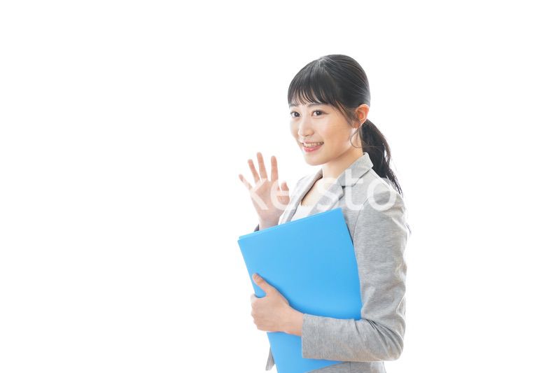 スーツを着た笑顔のビジネスウーマン