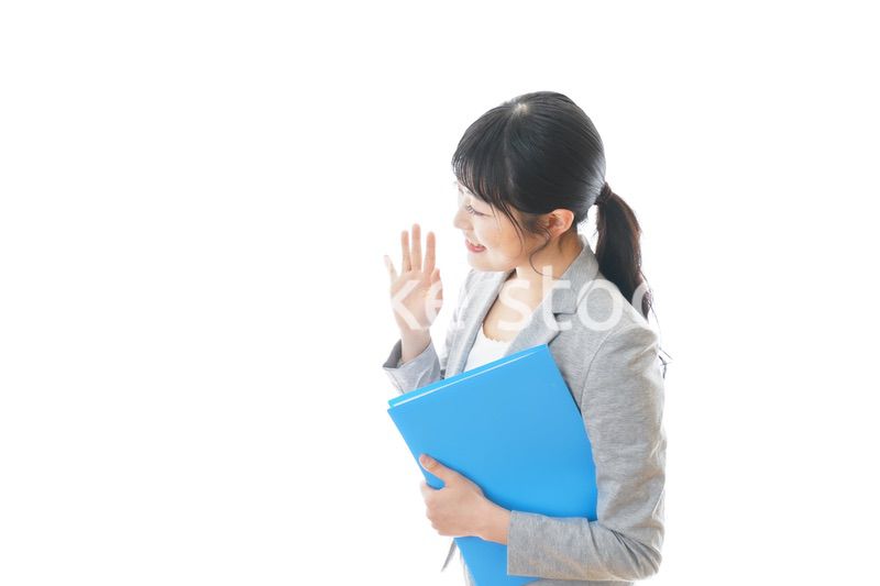 スーツを着た笑顔のビジネスウーマン