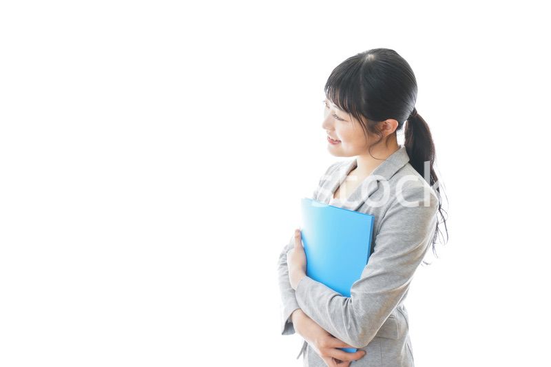 スーツを着た笑顔のビジネスウーマン