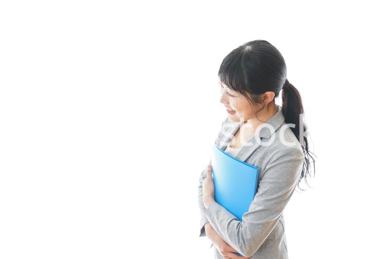 スーツを着た笑顔のビジネスウーマン