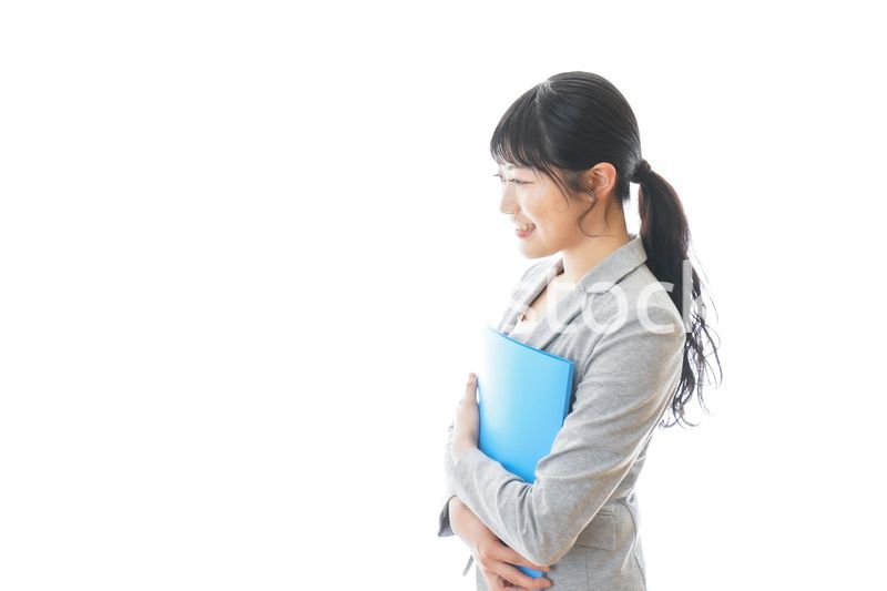 スーツを着た笑顔のビジネスウーマン