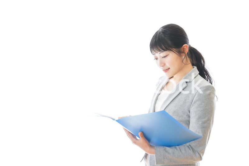 スーツを着た笑顔のビジネスウーマン