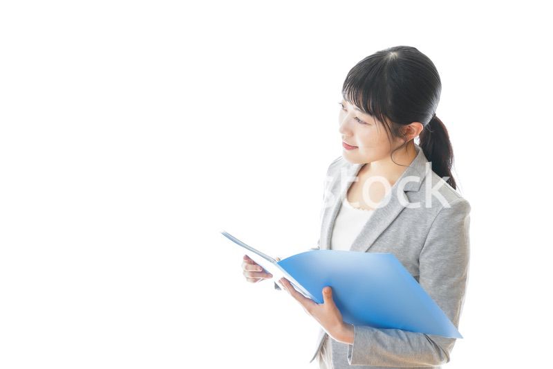 スーツを着た笑顔のビジネスウーマン