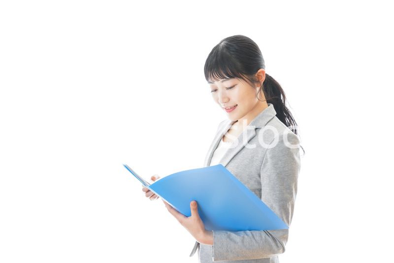 スーツを着た笑顔のビジネスウーマン