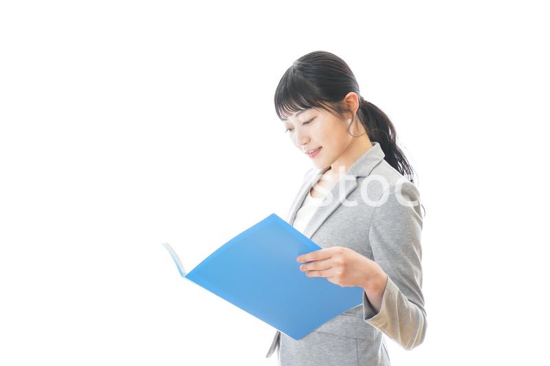 スーツを着た笑顔のビジネスウーマン