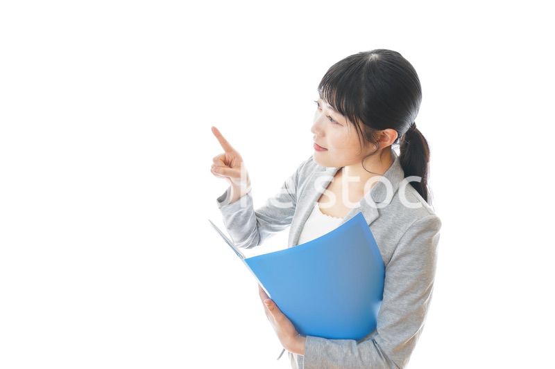 おすすめを指差す笑顔のビジネスウーマン