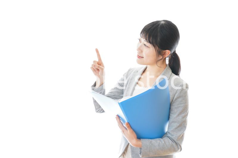 おすすめを指差す笑顔のビジネスウーマン