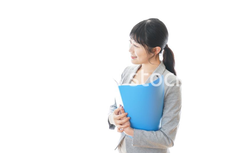 スーツを着た笑顔のビジネスウーマン