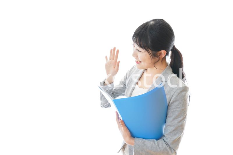 おすすめを指差す笑顔のビジネスウーマン