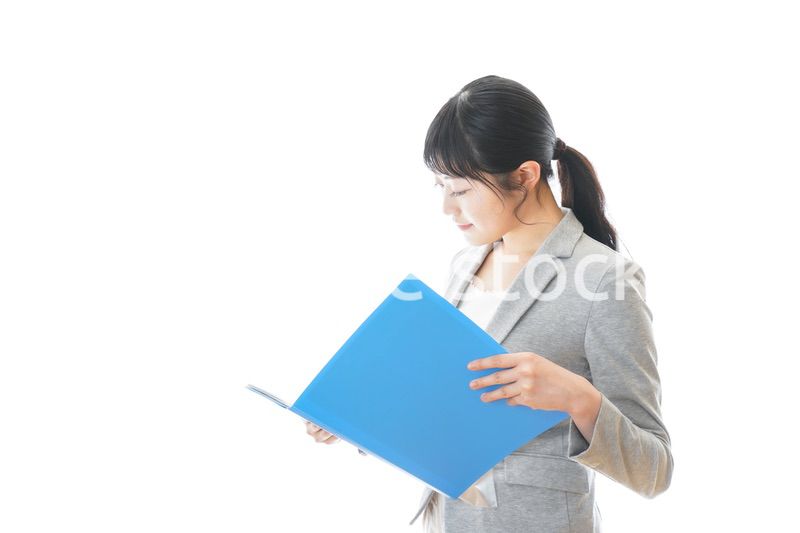 スーツを着た笑顔のビジネスウーマン