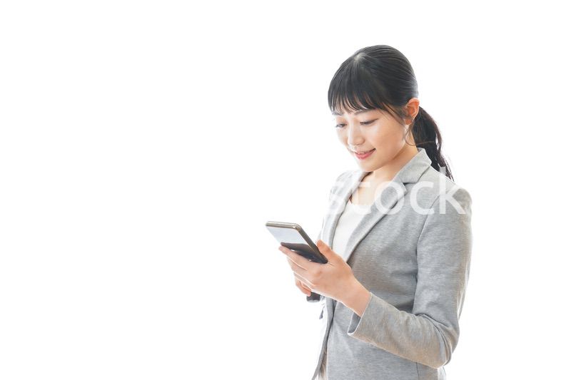 スマホアプリを使う笑顔のビジネスウーマン