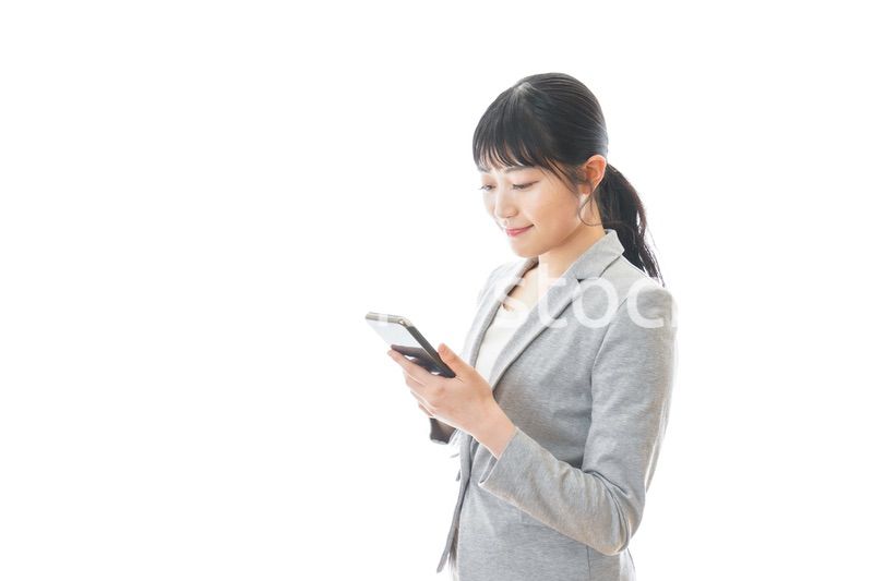 スマホアプリを使う笑顔のビジネスウーマン